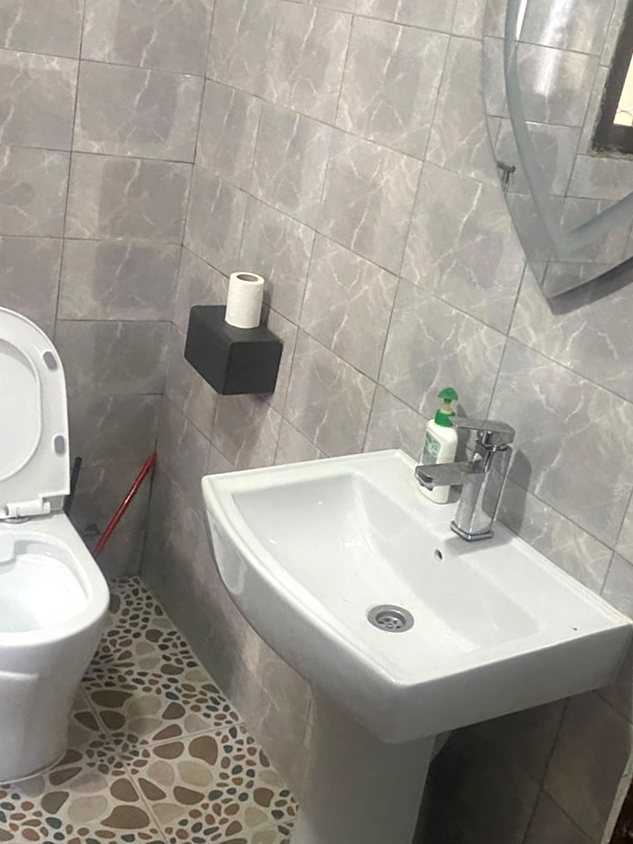 Bathroom with washbasin and toilet